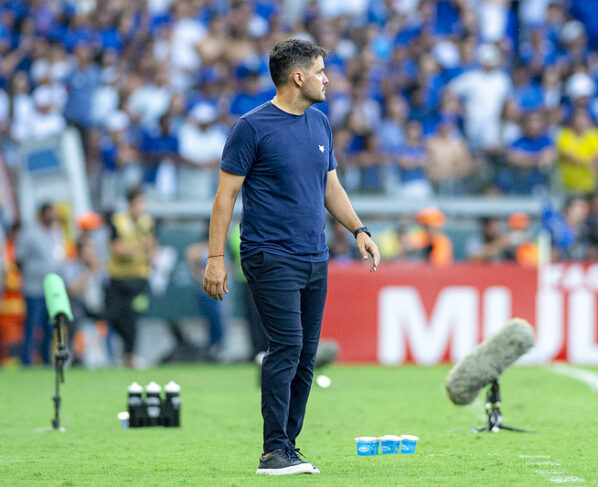 Tecnico do Cruzeiro diz que fica apos vice do Mineiro