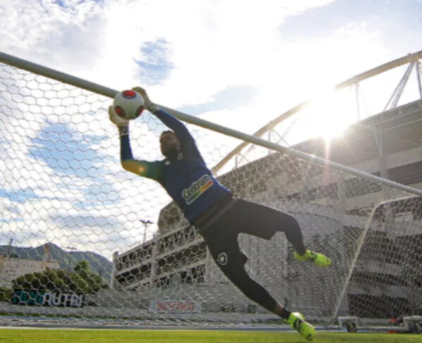 Confianca anuncia oficialmente contratacao de goleiro do Botafogo