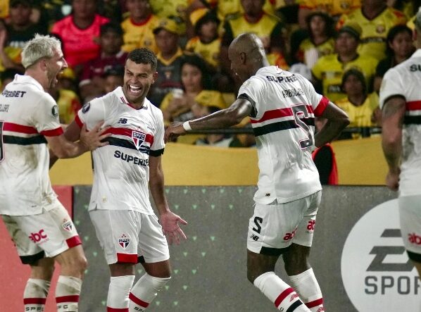 São Paulo vence no Equador