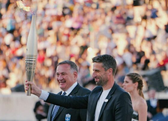 Organizadores de Paris 2024 recebem tocha olimpica scaled e1714176286924