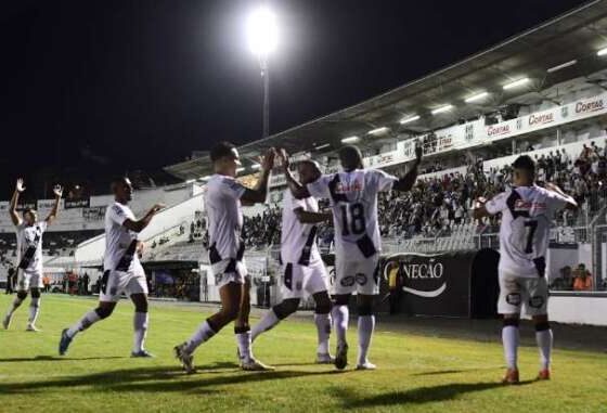 Ponte Preta gol comemoraao Maros Ribolli 1 e1715664922225 768x381 1