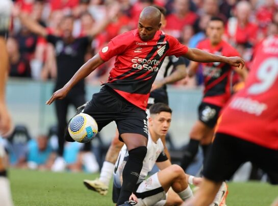 Corinthians arranca empate do Athletico-PR