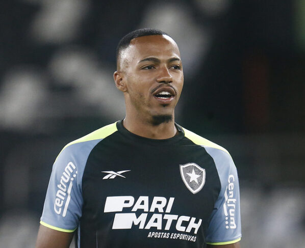 Botafogo renova contrato com Marlon Freitas