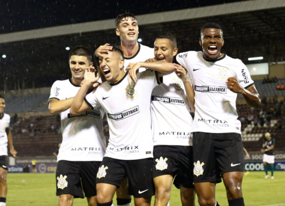 elenco do corinthians sub 20 festejando o gol dpst