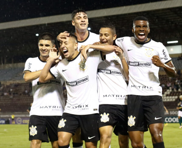 elenco do corinthians sub 20 festejando o gol dpst