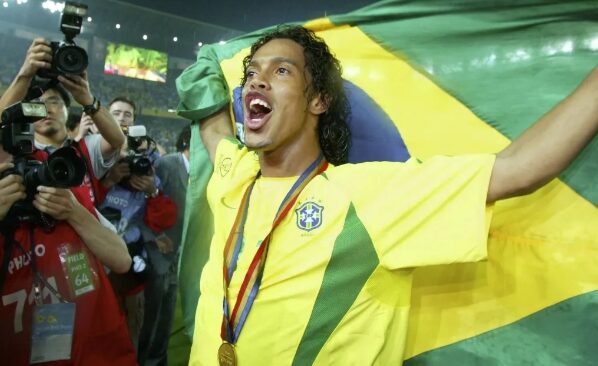 Ronaldinho Gaúcho é pentacampeão do mundo