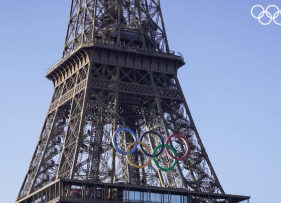 klWD3m2Q Arcos olimpicos sao colocados na torre eiffel