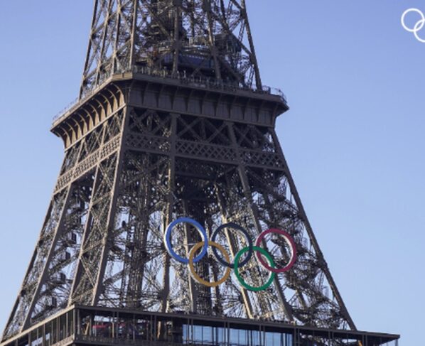 klWD3m2Q Arcos olimpicos sao colocados na torre eiffel