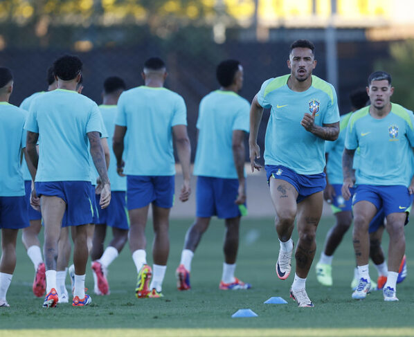 Danilo pede paciencia com jogadores jovens da selecao