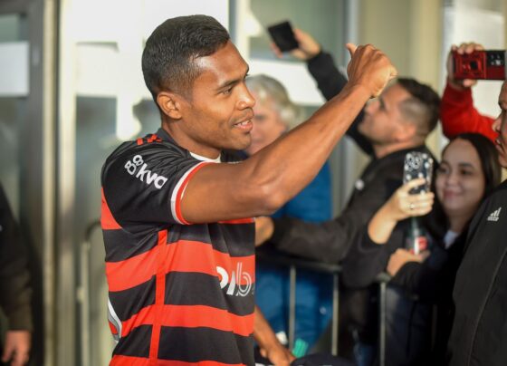 Alex Sandro chega ao Rio para assinar com o Flamengo