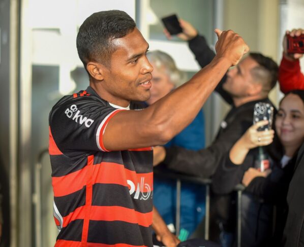 Alex Sandro chega ao Rio para assinar com o Flamengo