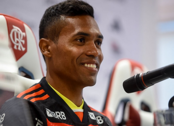 Alex Sandro faz juras de amor ao Flamengo em apresentação