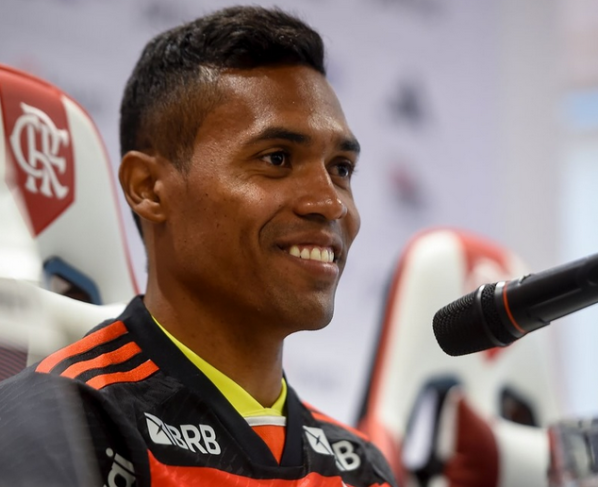 Alex Sandro faz juras de amor ao Flamengo em apresentação