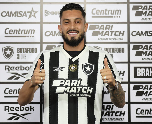 Alex Telles diz querer estrear contra o Corinthians