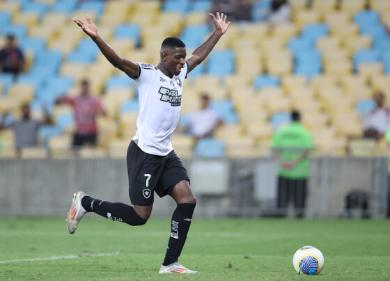 Autor do gol da vitória no clássico enaltece 'passe açucarado' e liderança do Botafogo