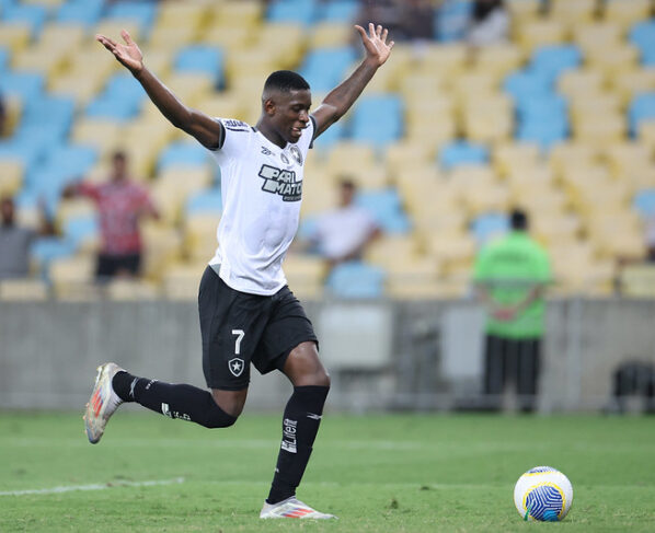 Autor do gol da vitória no clássico enaltece 'passe açucarado' e liderança do Botafogo