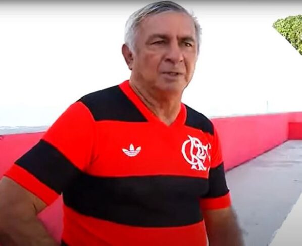 Reinaldo em foto recente com a camisa do Flamengo