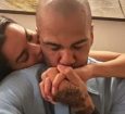 Mulher de Daniel Alves posta foto de mãos dadas com